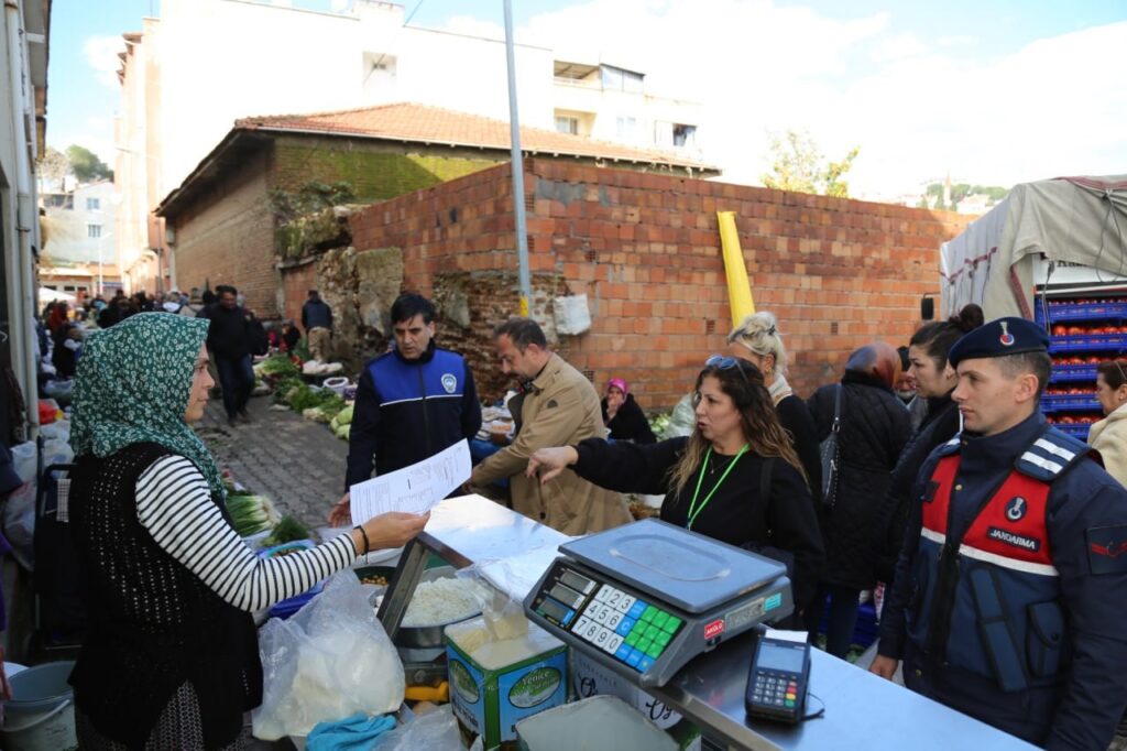 20240117aw122013-5-1024x682 Edremit zabıtadan pazar yerinde gıda denetimi