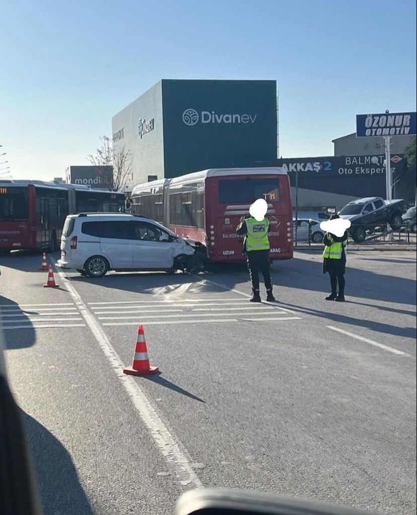 WhatsApp-Gorsel-2024-01-22-saat-12.12.24_81f33274 Balıkesir'de maddi hasarlı kaza