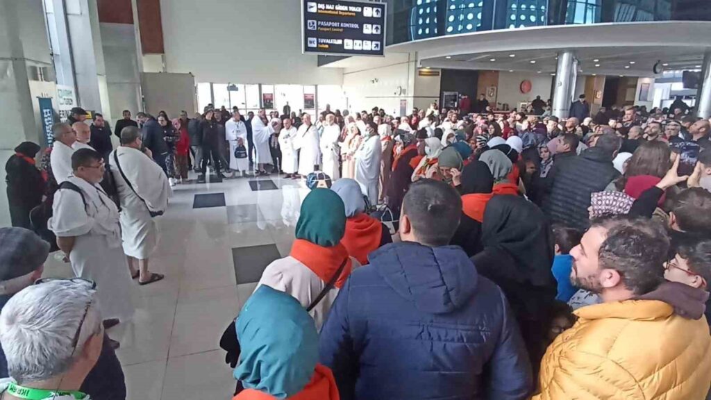 20240204aw134343-4-1024x576 Umreciler Koca Seyit Havalimanı’ndan uğurlandı