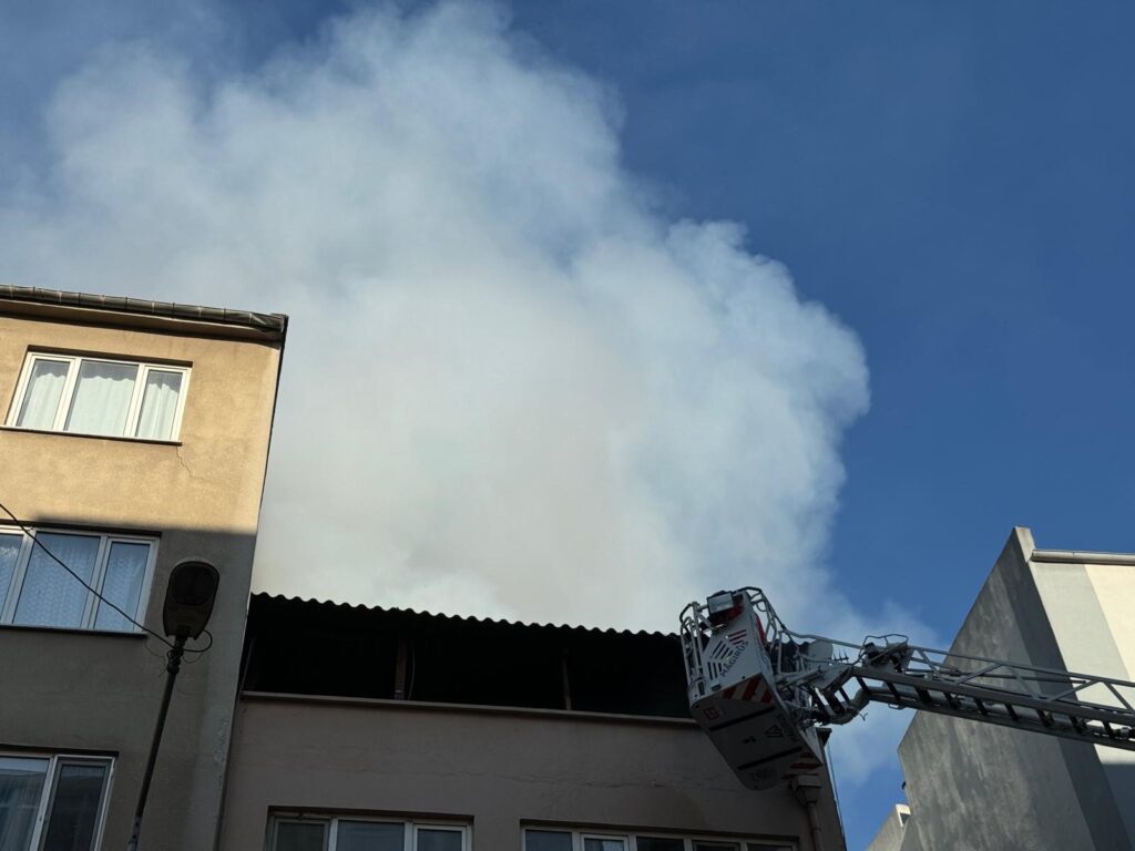 AW182713_03-1024x768 Balıkesir merkezde korkutan çatı yangını