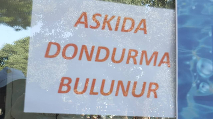 vatandas-cocuguna-dondurma-alamayacak-duruma-dustu-esnaftan-askida-dondurma-uygulamasi-kogv Çocuklar için ücretsiz dondurma! Burhaniye'de bir ilk: Askıda dondurma