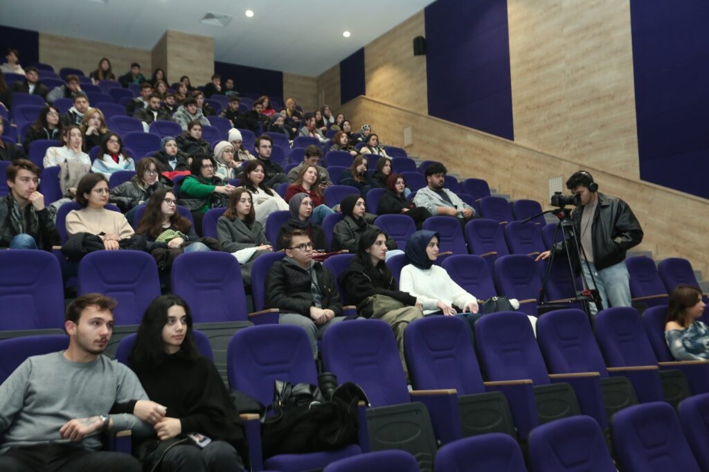 WhatsApp-Image-2024-12-18-at-21.37.38-1-1024x682 Üniversitemizde “DSLR Makine ile Belgesel Film Yapmak” Konulu Konferans Gerçekleştirildi