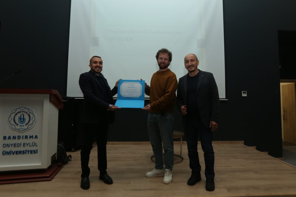 WhatsApp-Image-2024-12-18-at-21.37.38-2-1024x682 Üniversitemizde “DSLR Makine ile Belgesel Film Yapmak” Konulu Konferans Gerçekleştirildi