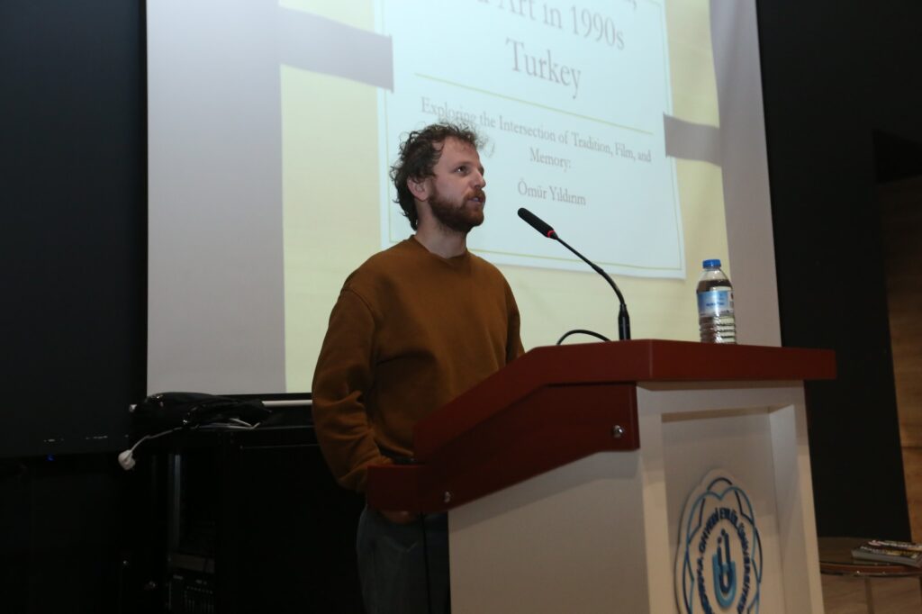 WhatsApp-Image-2024-12-18-at-21.37.39-1024x682 Üniversitemizde “DSLR Makine ile Belgesel Film Yapmak” Konulu Konferans Gerçekleştirildi